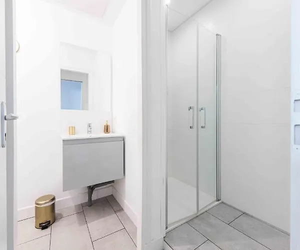 * & Detente # Privee # # Netflix *